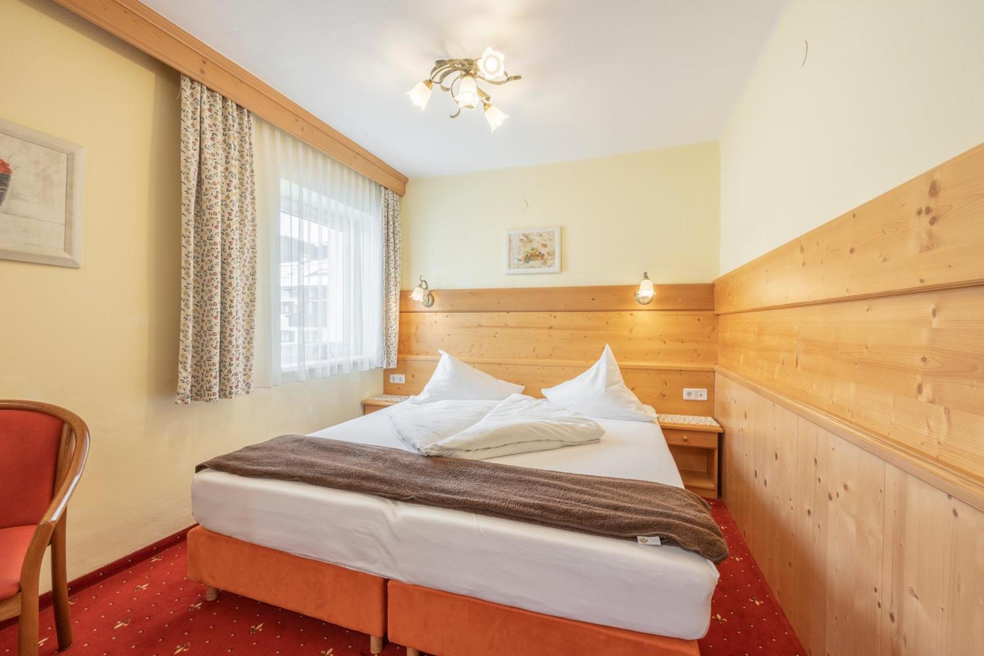 Hotel Schoenegg Seefeld in Tirol Room photo