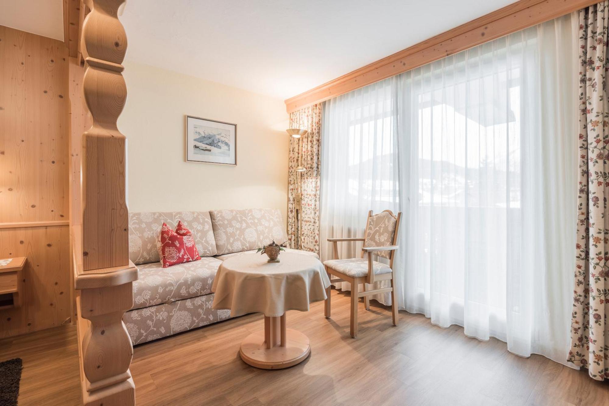 Hotel Schoenegg Seefeld in Tirol Room photo